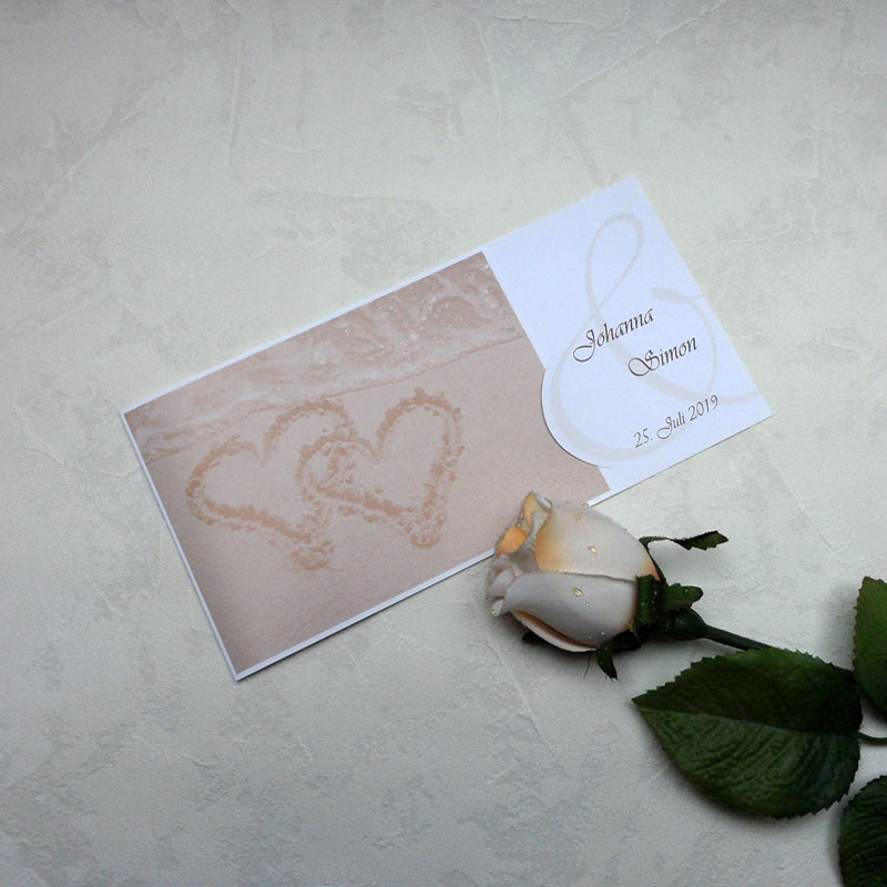 Hochzeitskarte - Einladung zur Hochzeit - zwei Herzen im Sand